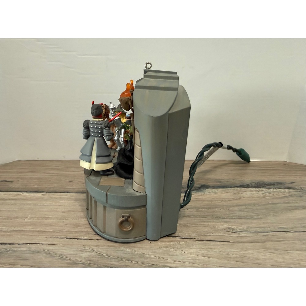 Hallmark 2004 Wizard of Oz I'm Melting Magic Ornament Light Sound QX14024 - Picture 6 of 7